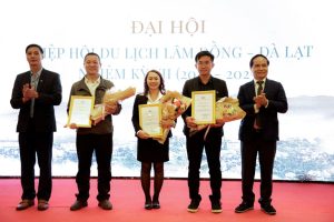Ông Đặng Quốc Chính - Chủ tịch Hiệp hội du lịch Lâm Đồng - LTA Trao bằng khen cho các cá nhân xuất sắc của hiệp hội