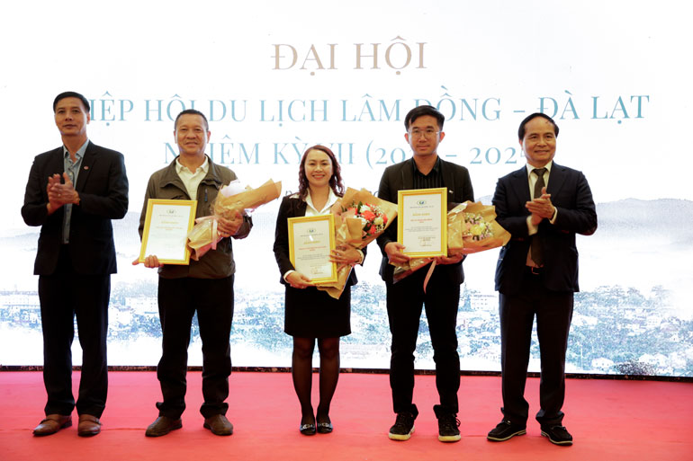 Ông Đặng Quốc Chính - Chủ tịch Hiệp hội du lịch Lâm Đồng - LTA Trao bằng khen cho các cá nhân xuất sắc của hiệp hội